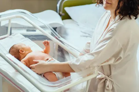 Kiedy do domu po porodzie? Sprawdź, co wpływa na wypis ze szpitala