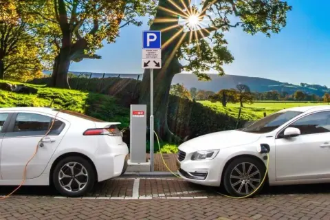 Czy warto kupić samochód elektryczny? Poznaj zalety i wady tej decyzji