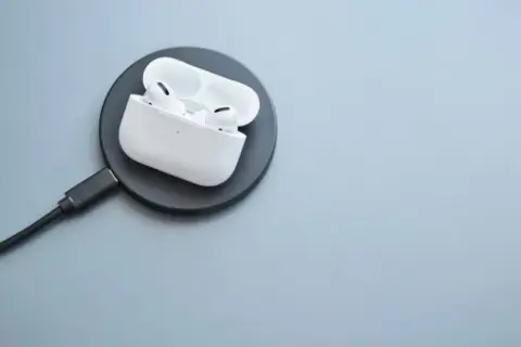 Czy AirPods można ładować bezprzewodowo? Oto co musisz wiedzieć