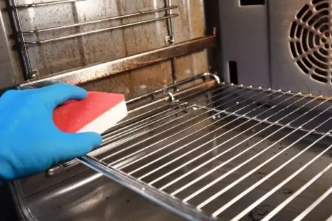 Jak wyczyścić piekarnik solą i pozbyć się przypaleń bez chemii