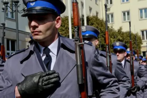 Emerytura policjanta: Kluczowe warunki i zasady przejścia na odpoczynek