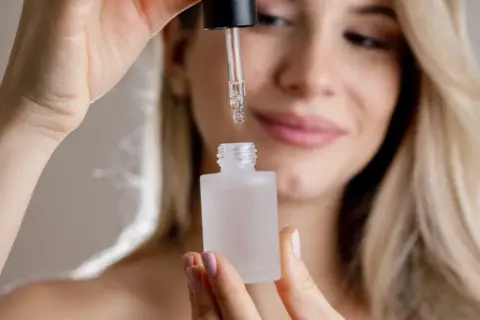 Jak używać serum do włosów, aby uniknąć zniszczeń i uzyskać blask