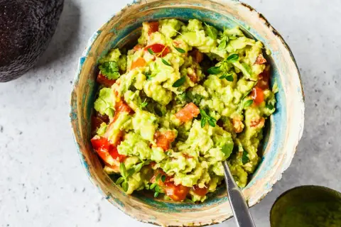 Z czym się je guacamole? Odkryj najlepsze połączenia smakowe