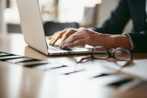 Ekonomia startupów: dlaczego większość nie „wybija się” i jakie modele przeżywają