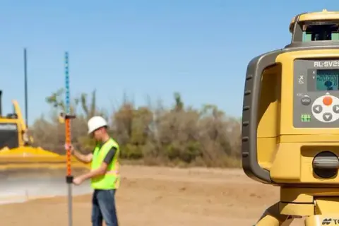 Niwelator czy poziomica laserowa - który wybór jest lepszy dla Ciebie?