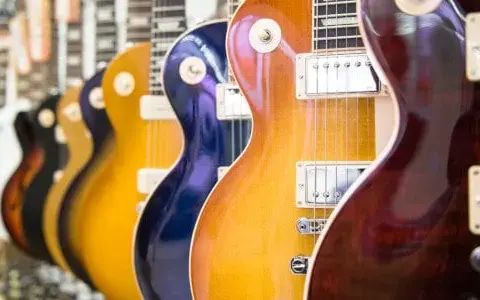 Kiedy powstała gitara elektryczna? Poznaj fascynującą historię instrumentu