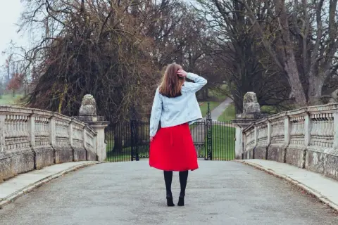 Jakie bluzki do czerwonej spódnicy? Odkryj modne stylizacje na każdą okazję