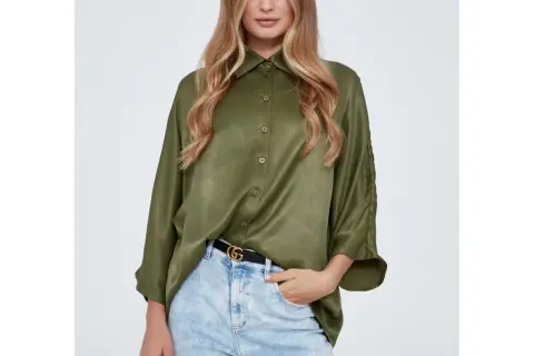 Koszula khaki: 7 stylizacji, które musisz znać - trendy 2023