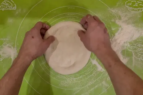 Jak rozwałkować ciasto na pizzę bez błędów i frustracji