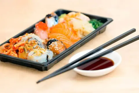 Jak jeść pałeczkami sushi: unikaj najczęstszych błędów i naucz się techniki