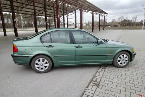 Zielone BMW E46: Czy ten kolor sprawia, że wygląda lepiej na drodze?
