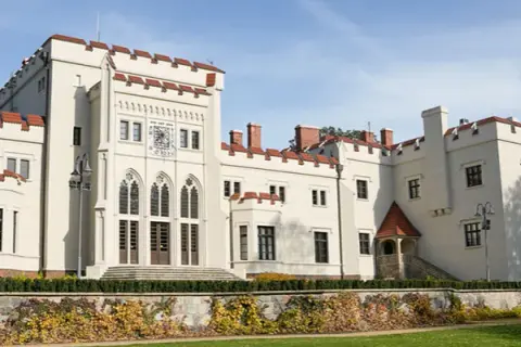 Zabytkowy pałac radolińskich w Jarocinie: historia neogotyckiej rezydencji