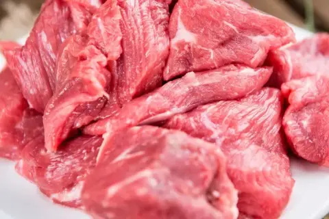 Ile kosztuje kilogram wołowiny? Zaskakujące różnice cenowe w sklepach
