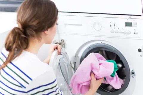 Jak skutecznie zapobiec farbowaniu ubrań: 5 sprawdzonych metod
