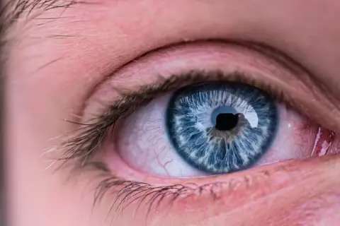 Jakie soczewki na suche oczy? Najlepsze opcje dla komfortu i zdrowia