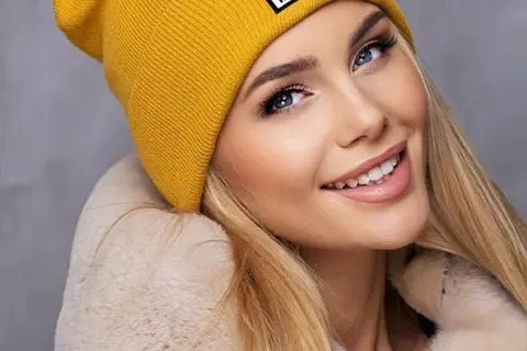 Co to czapka beanie? Poznaj cechy i zalety tego nakrycia głowy