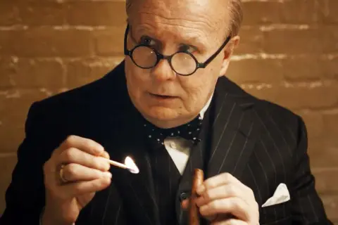 Czas Mroku: Recenzja filmu o Churchillu - Triumf czy porażka?