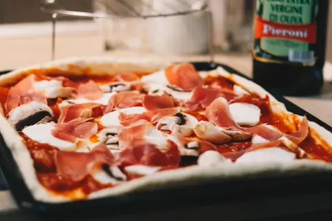 Pizza jak zrobić w domu - łatwy przepis na idealne ciasto i sos
