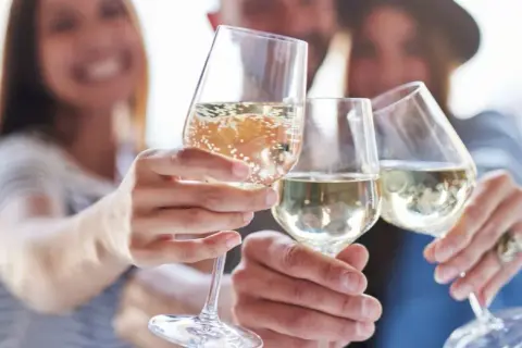 Czy alkohol uszkadza plemniki? Sprawdź, jak wpływa na płodność mężczyzn