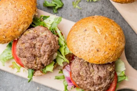 Jak smażyć burger wołowy, aby uniknąć suchych i twardych kotletów