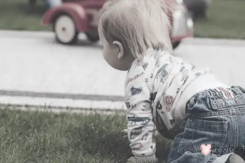 Jak zachęcić dziecko do raczkowania - skuteczne sposoby i porady