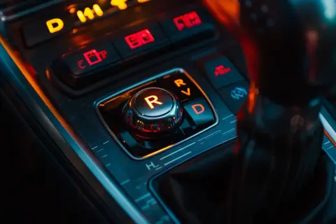 Co oznacza B na skrzyni biegów automatycznej i jak z niej korzystać?