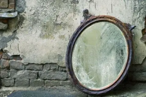 Jak odnowić lustro - skuteczne metody na przywrócenie blasku