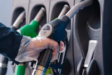 Czy ropa to diesel? Zrozum różnice i proces rafinacji paliw