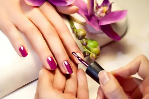 Jak długo utrzymuje się manicure klasyczny? Poznaj kluczowe czynniki trwałości