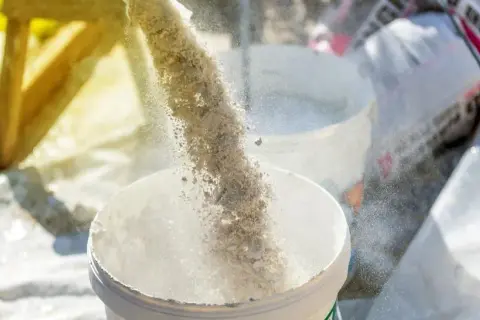 Jaki piasek na tynki? Wybierz najlepszy materiał do plasterków