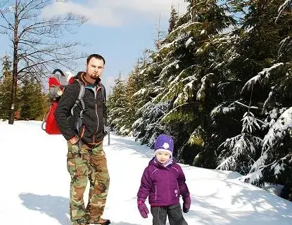 Gdzie w góry z małym dzieckiem zimą? Bezpieczne i rodzinne miejsca na wypoczynek