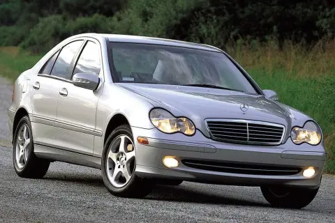 Mercedes W203 2.2 CDI: Kluczowe informacje o osiągach, zaletach i wadach