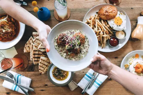 Gdzie zjeść w Karlowych Warach? Najlepsze restauracje i smaki