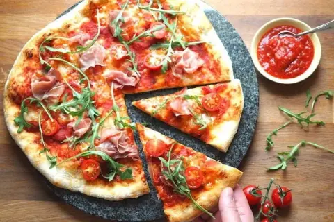 Ciasto na pizzę jak z pizzerii – proste przepisy na idealne ciasto