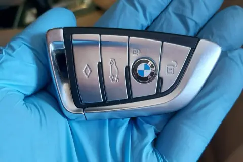 Jak wymienić baterie w kluczyku BMW - proste kroki i porady