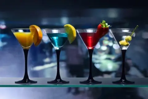 Najlepsze przepisy na martini extra dry drink, które musisz spróbować