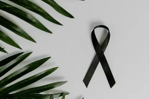 Ile trwa żałoba w kościele katolickim? Odkryj ważne zasady i okresy