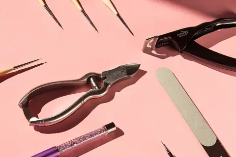 Jak prawidłowo dezynfekować narzędzia do manicure i uniknąć błędów w higienie