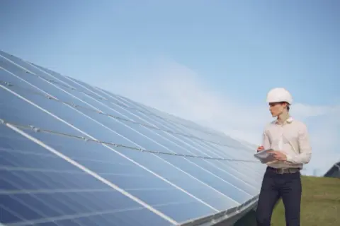 Jak innowacje w energetyce wpływają na zrównoważony rozwój rynków i inwestycji: przegląd trendów