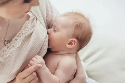 Co na ból brzucha przy karmieniu piersią? Bezpieczne rozwiązania i porady