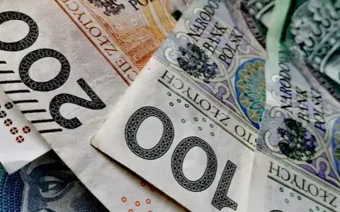 Jak wziąć debet w bankomacie i uniknąć nieprzyjemnych opłat
