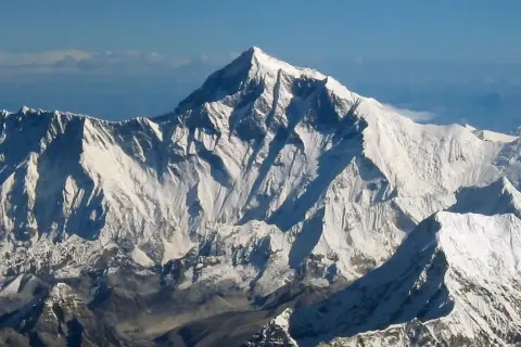 W jakim kraju jest Mount Everest? Zaskakujące fakty o tej górze