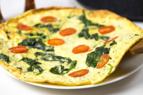 Jak przygotować fit omlet ze szpinakiem? Przepis na zdrowe danie