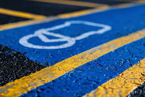 Wymiary miejsca parkingowego dla niepełnosprawnych: Przepisy i normy prawne