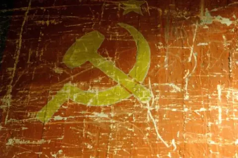 Co oznaczają symbole na fladze ZSRR? Odkryj ich ukryte znaczenie