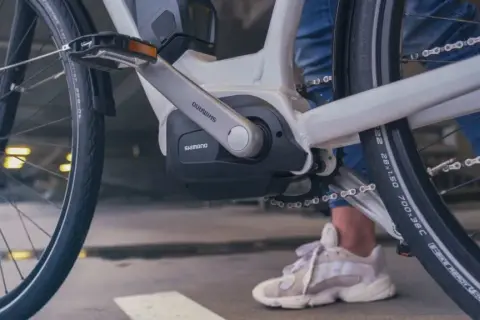 Rower elektryczny: silnik centralny czy w kole? Sprawdź wady i zalety