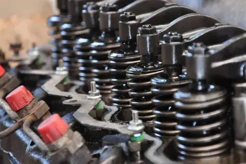 Jakie silniki Opla mają hydrauliczną regulację zaworów i co warto wiedzieć?