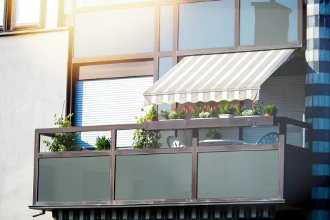 Jak zadaszyć balkon w bloku - uniknij błędów i poznaj najlepsze materiały