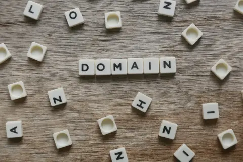 Jak sprawdzić na jakiej domenie jest strona i uniknąć pułapek internetu