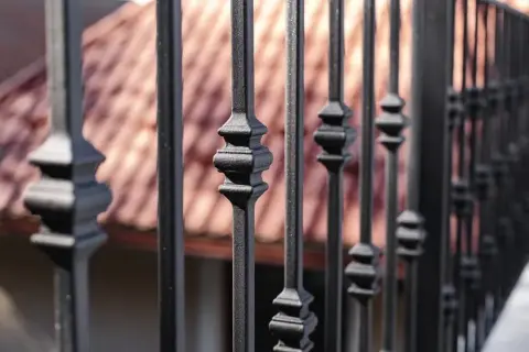 Czym pomalować balustradę metalową, aby uniknąć rdzy i zniszczeń?